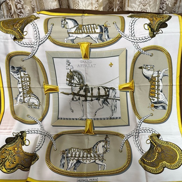 JERMES ❤️🌟 “GRAND APPARAT” SILK SCARF HAND-ROLLED EDGES W/ BOX⭐️ - Picture 3 of 7